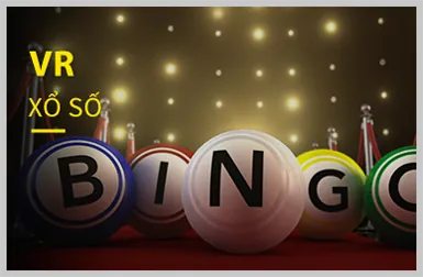 Người chơi Poker tại bàn với các lá bài và chip cược tại Crown88
